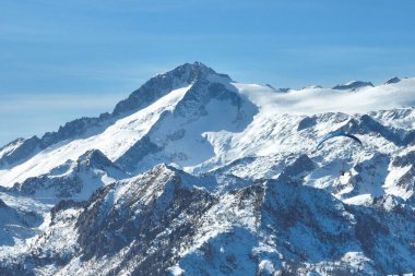 Madonna di Campiglio ve ursus kar parkının hava aracı görüntüsü Val Rendena dolomitleri Trentino İtalya 'da kışın