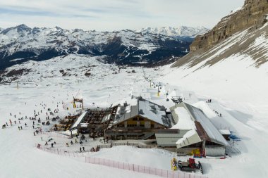 Madonna di Campiglio ve ursus kar parkının hava aracı görüntüsü Val Rendena dolomitleri Trentino İtalya 'da kışın