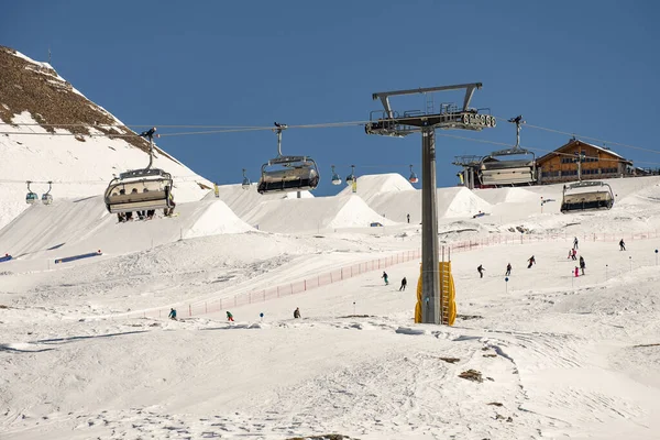 겨울에 렌데나 이탈리아의 마돈나 필리오 Madonna Campiglio 우리서 Ursus Snowpark — 스톡 사진