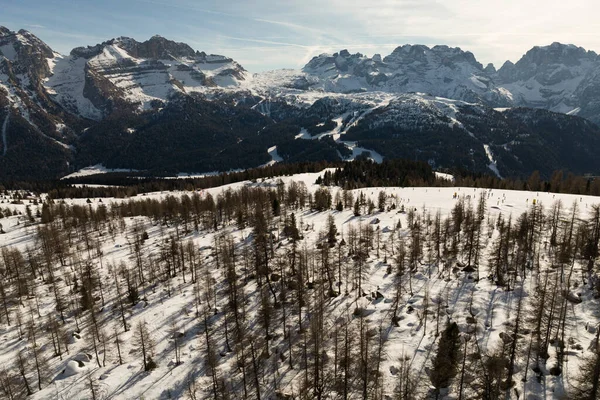 冬季意大利Val Rendena白云石特伦蒂诺的麦当娜 坎皮科里奥和乌苏雪地的无人驾驶飞机图像 — 图库照片