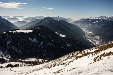 Kışın güneşli bir günde Pinzolo. Val Rendena dolomitler İtalyan Alpleri, Trentino İtalya.