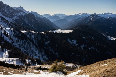 Kışın güneşli bir günde Pinzolo. Val Rendena dolomitler İtalyan Alpleri, Trentino İtalya.