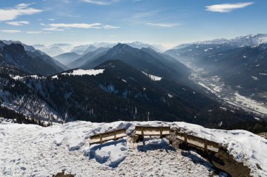 Kışın güneşli bir günde Pinzolo. Val Rendena dolomitler İtalyan Alpleri, Trentino İtalya.