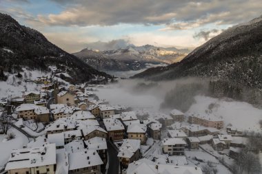 Alplerdeki İtalyan dağ kasabası Berguzzo. Adamello Brenta parkı, Trentino 'daki İtalyan Alpleri' nde..
