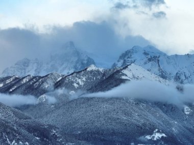 Alplerdeki İtalyan dağ kasabası Berguzzo. Adamello Brenta parkı, Trentino 'daki İtalyan Alpleri' nde..