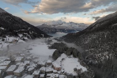 Alplerdeki İtalyan dağ kasabası Berguzzo. Adamello Brenta parkı, Trentino 'daki İtalyan Alpleri' nde..