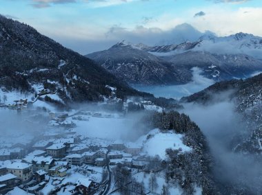 Alplerdeki İtalyan dağ kasabası Berguzzo. Adamello Brenta parkı, Trentino 'daki İtalyan Alpleri' nde..