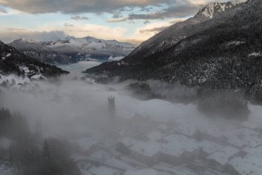 Alplerdeki İtalyan dağ kasabası Berguzzo. Adamello Brenta parkı, Trentino 'daki İtalyan Alpleri' nde..