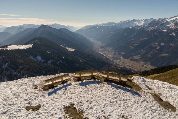 Kışın güneşli bir günde Pinzolo. Val Rendena dolomitler İtalyan Alpleri, Trentino İtalya.