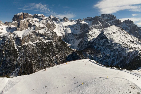 平佐洛在冬日阳光明媚的日子 Val Rendena Dolomites Italian Alps Trentino Italy — 图库照片