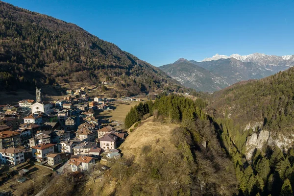 アルプスのイタリアの山間の町ベルグッツォ トレンティーノのドロマイト リリアン アルプスのアダメロ ブレンタ公園 — ストック写真