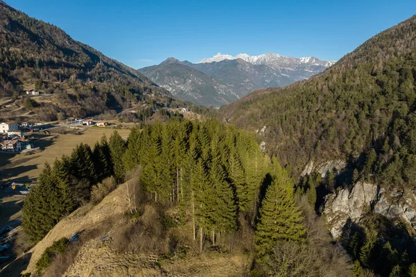 意大利山地小镇柏古佐的阿尔卑斯山 特伦蒂诺白云石意大利阿尔卑斯山中的Adamello Brenta公园 — 图库照片