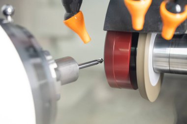 Kesicileri bilemek için değirmen makinesi. Cnc aracı yapma makinesi. Top burun kesicisi..