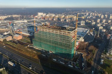 Kule vinci olan bir inşaat alanı. Konut binalarının inşaatı. Gökdelenlerin inşasının panoramik görüntüsü. Modern bir şehir olan Katowice, Polonya 'nın manzarası.