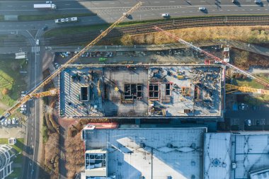 Kule vinci olan bir inşaat alanı. Konut binalarının inşaatı. Gökdelenlerin inşasının panoramik görüntüsü. Modern bir şehir olan Katowice, Polonya 'nın manzarası.