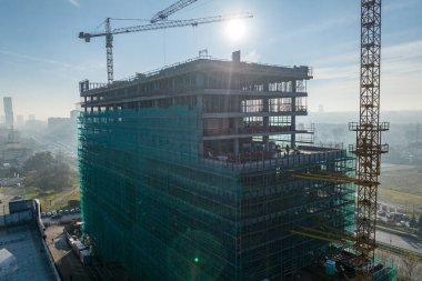 Kule vinci olan bir inşaat alanı. Konut binalarının inşaatı. Gökdelenlerin inşasının panoramik görüntüsü. Modern bir şehir olan Katowice, Polonya 'nın manzarası.