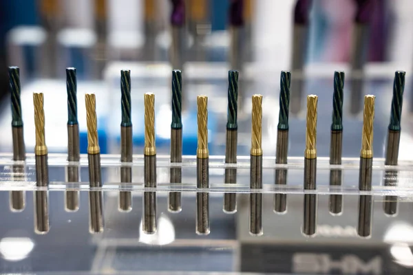 평평하고 카트리지 제분소 도구들 Cnc 기계를 Cnc 기계에 — 스톡 사진