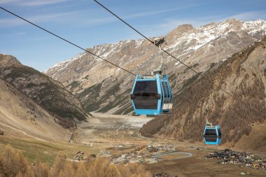 Kışın Livigno 'da. İtalya 'nın Lombardiya şehrinde İsviçre sınırına yakın İtalyan Alplerinde yer alan ligno arazileri.