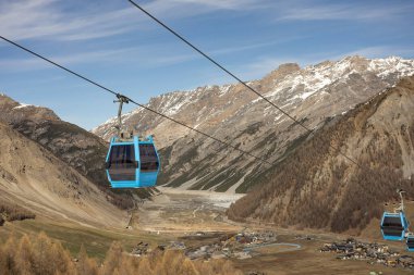 Kışın Livigno 'da. İtalya 'nın Lombardiya şehrinde İsviçre sınırına yakın İtalyan Alplerinde yer alan ligno arazileri.