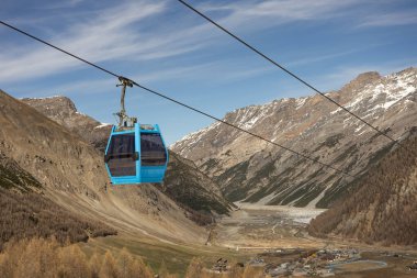 Kışın Livigno 'da. İtalya 'nın Lombardiya şehrinde İsviçre sınırına yakın İtalyan Alplerinde yer alan ligno arazileri.