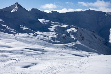Kışın Livigno 'da. İtalya 'nın Lombardiya şehrinde İsviçre sınırına yakın İtalyan Alplerinde yer alan ligno arazileri.