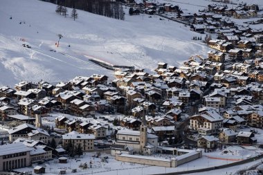 Kışın Livigno Panorama Kasabası. İtalya 'nın Lombardiya şehrinde İsviçre sınırına yakın İtalyan Alplerinde yer alan ligno arazileri.