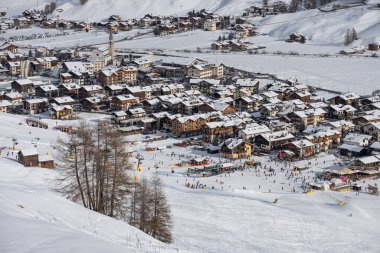 Kışın Livigno Panorama Kasabası. İtalya 'nın Lombardiya şehrinde İsviçre sınırına yakın İtalyan Alplerinde yer alan ligno arazileri.