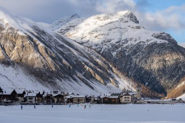 Kışın Livigno 'da. İtalya 'nın Lombardiya şehrinde İsviçre sınırına yakın İtalyan Alplerinde yer alan ligno arazileri.