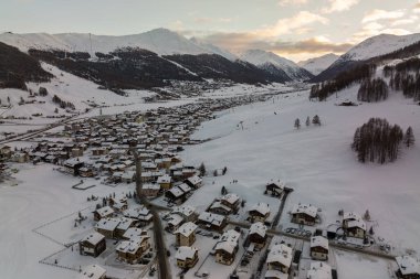 Kışın Livigno 'da. İtalya 'nın Lombardiya şehrinde İsviçre sınırına yakın İtalyan Alplerinde yer alan ligno arazileri.