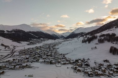 Kışın Livigno 'da. İtalya 'nın Lombardiya şehrinde İsviçre sınırına yakın İtalyan Alplerinde yer alan ligno arazileri.