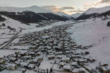 Kışın Livigno 'da. İtalya 'nın Lombardiya şehrinde İsviçre sınırına yakın İtalyan Alplerinde yer alan ligno arazileri.