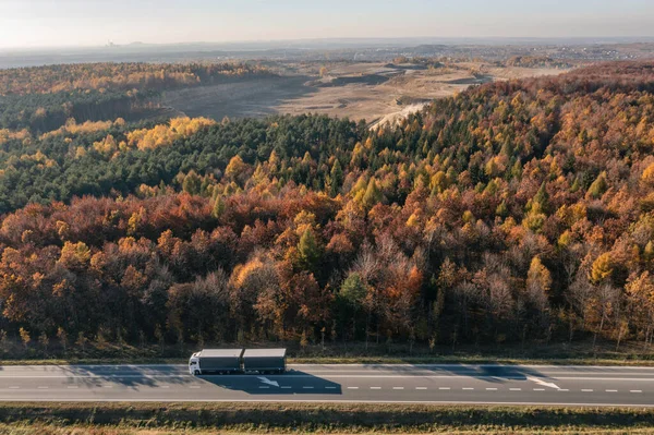 Lastwagen Fahren Herbst Durch Den Wald Autoverkehr lizenzfreie Stockfotos