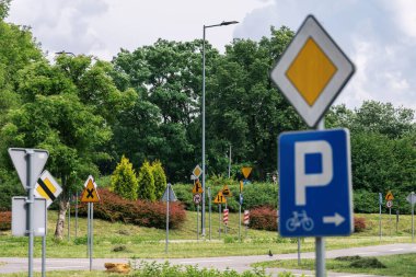 Polonya 'da trafik işaretleri ve trafik sembolleri olan bir cadde. Polonya 'da bisiklet kare işareti öğrenme alanı