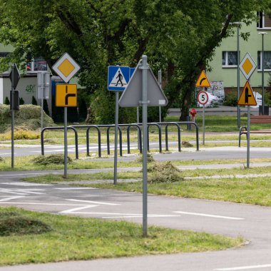 Polonya 'da trafik işaretleri ve trafik sembolleri olan bir cadde. Polonya 'da bisiklet kare işareti öğrenme alanı