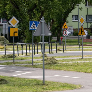 Polonya 'da trafik işaretleri ve trafik sembolleri olan bir cadde. Polonya 'da bisiklet kare işareti öğrenme alanı