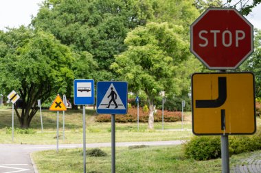 Polonya 'da trafik işaretleri ve trafik sembolleri olan bir cadde. Polonya 'da bisiklet kare işareti öğrenme alanı