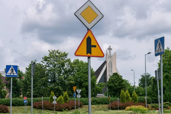 Ulica Znakami Drogowymi Symbolami Drogowymi Polsce Obszar Nauki Znaków Rowerowych — Zdjęcie stockowe