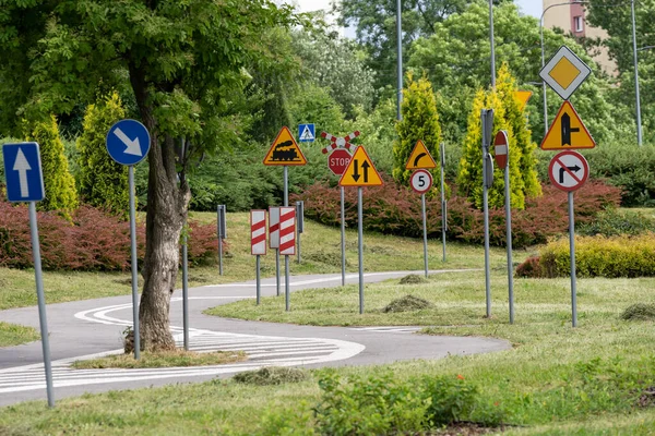 Polonya 'da trafik işaretleri ve trafik sembolleri olan bir cadde. Polonya 'da bisiklet kare işareti öğrenme alanı