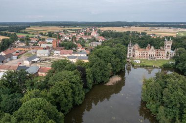 Kopice, Polonya 'da terk edilmiş ve harap olmuş bir saray. Kopice köyündeki harabe kale, Opole Voyvoda hava aracı görüntüsü 