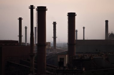 Endüstriyel çelik fabrikası, demir işi. Metalürjik bitki. Çelik fabrikası. Avrupa, Polonya, Dabrowa Gornicza 'da ağır sanayi. Bacalardan gelen hava kirliliği. Ekoloji ve çevre. 