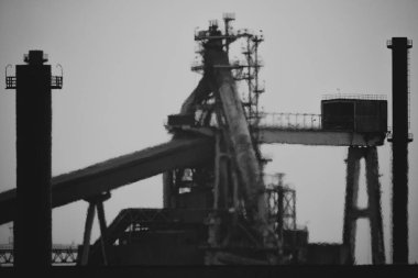 Endüstriyel çelik fabrikası, demir işi. Metalürjik bitki. Çelik fabrikası. Avrupa, Polonya, Dabrowa Gornicza 'da ağır sanayi. Bacalardan gelen hava kirliliği. Ekoloji ve çevre. 