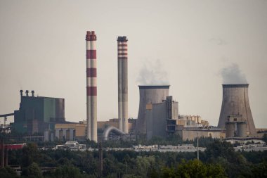 Endüstriyel çelik fabrikası, demir işi. Metalürjik bitki. Çelik fabrikası. Avrupa, Polonya, Dabrowa Gornicza 'da ağır sanayi. Bacalardan gelen hava kirliliği. Ekoloji ve çevre. 