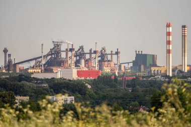 Endüstriyel çelik fabrikası, demir işi. Metalürjik bitki. Çelik fabrikası. Avrupa, Polonya, Dabrowa Gornicza 'da ağır sanayi. Bacalardan gelen hava kirliliği. Ekoloji ve çevre. 