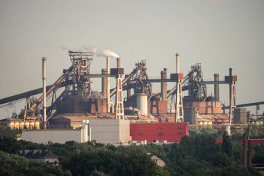 Endüstriyel çelik fabrikası, demir işi. Metalürjik bitki. Çelik fabrikası. Avrupa, Polonya, Dabrowa Gornicza 'da ağır sanayi. Bacalardan gelen hava kirliliği. Ekoloji ve çevre. 