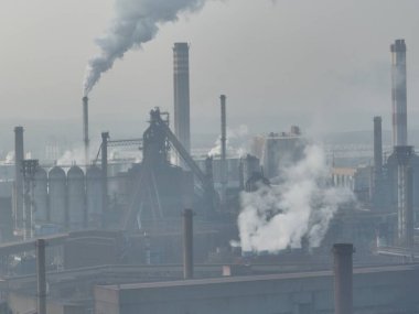 Endüstriyel çelik fabrikası, demir işi. Metalürjik bitki. Çelik fabrikası. Avrupa, Polonya, Dabrowa Gornicza 'da ağır sanayi. Bacalardan gelen hava kirliliği. Ekoloji ve çevre. Hava aracı fotoğrafı. 