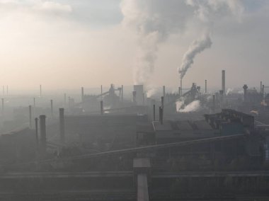 Endüstriyel çelik fabrikası, demir işi. Metalürjik bitki. Çelik fabrikası. Avrupa, Polonya, Dabrowa Gornicza 'da ağır sanayi. Bacalardan gelen hava kirliliği. Ekoloji ve çevre. Hava aracı fotoğrafı. 