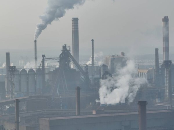 Промышленный металлургический завод, металлургический завод. Металлургический завод. сталелитейный завод. Тяжелая промышленность в Европе, Польше, Dabrowa Gornicza. Загрязнение воздуха из труб. Экология и экология. Снимок с беспилотника 