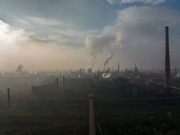 산업용 폴란드 중공업이죠 굴뚝에서 나오는 생태학과 — 스톡 사진