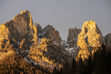 Dolomitler 'de günbatımı, İtalya. Tepeler batan güneşle aydınlanır. Civetta 'daki kış manzarası dağları, İtalyan dolomitleri.