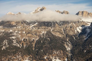 Civetta tatil köyü. İtalya 'da kışın Dolomitler' in panoramik manzarası. Dolomites, İtalya 'da kayak merkezi. Dolomitlerdeki kayak yamaçlarının ve dağların havadan görünüşü.